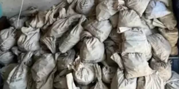 Kayınpederinin evini temizlerken resmen hazine buldu! Çuvallar dolusu, her yerden fışkırdı