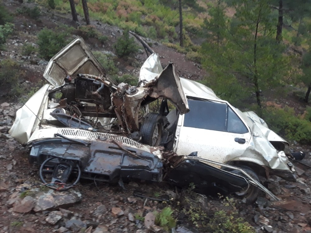 Kayıp 2 şahıs 90 metrelik uçuruma yuvarlanan otomobilde ölü bulundu 