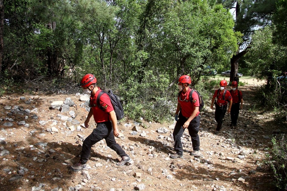 Kayıp dağcıyı arama çalışmaları sürüyor 