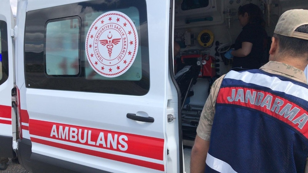 Kayıp Emin dedeyi bulan jandarma ve AFAD, ambulansa kadar sırtında taşıdı 