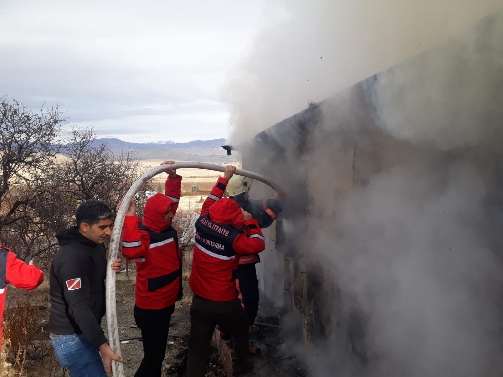 Kayıp Gülistan için yola çıkan ekip, karşılaştığı yangına müdahale etti 