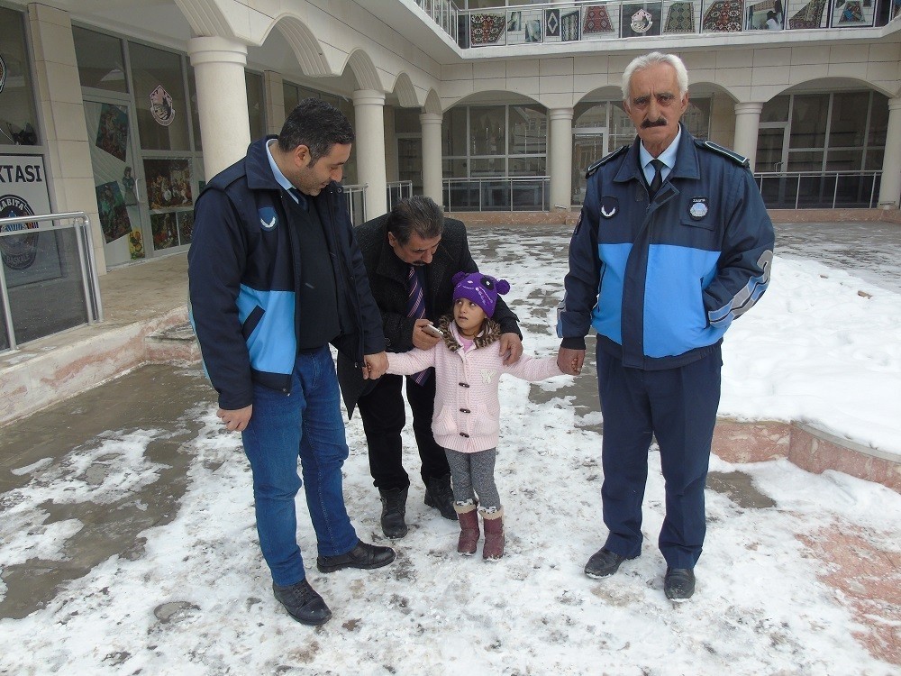 Kayıp kız çocuğunu zabıta ekibi buldu 
