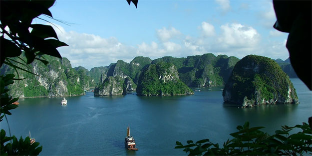 Kayıp uçağın parçalarına ulaşıldı