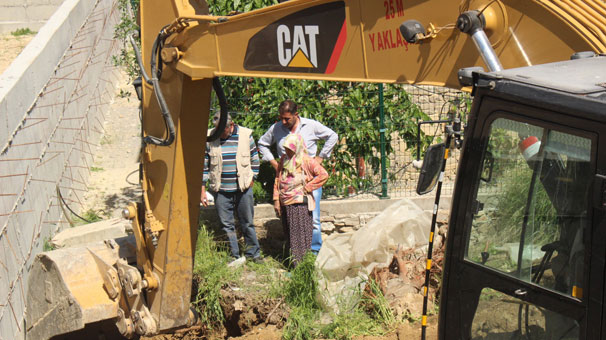 Kayıp yaşlı kadını bulmak için fosseptik çukuru açıldı