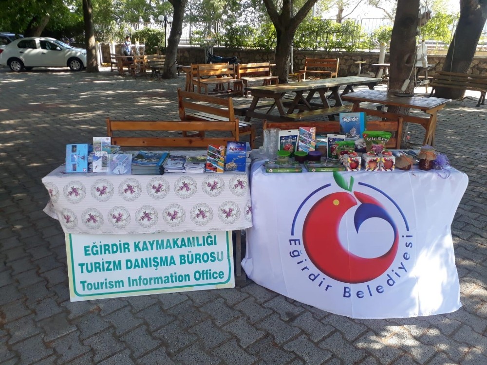 Kayıt için gelen öğrenci ve ailelerine Eğirdir tanıtımı 