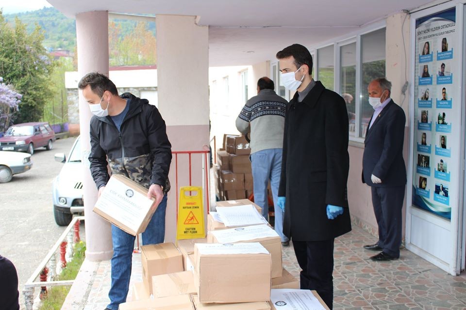 Kaymakam Açıkgöz, “640 paket kıyma dağıtımı yaptık” 