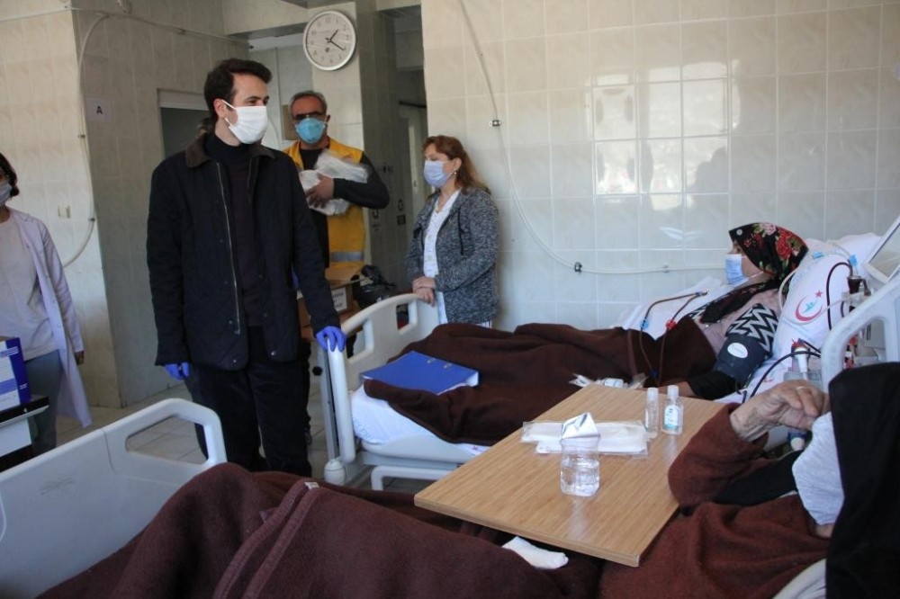 Kaymakam Açıkgöz, diyaliz hastalarını ziyaret ederek maske dağıttı 