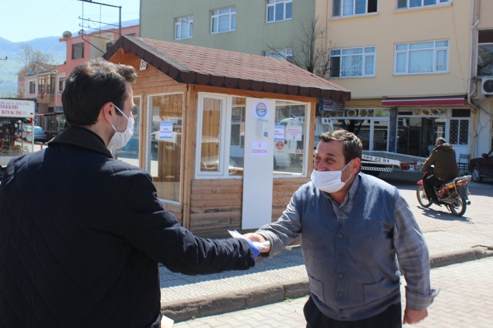 Kaymakam Açıkgöz, vatandaşa maske dağıttı 