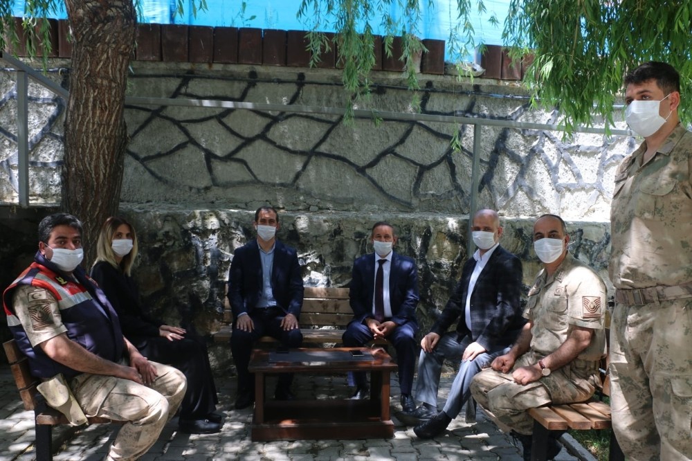 Kaymakam Aksu ve Başkan Yaptırmış, İlçe Jandarma Komutanlığını ziyaret etti 