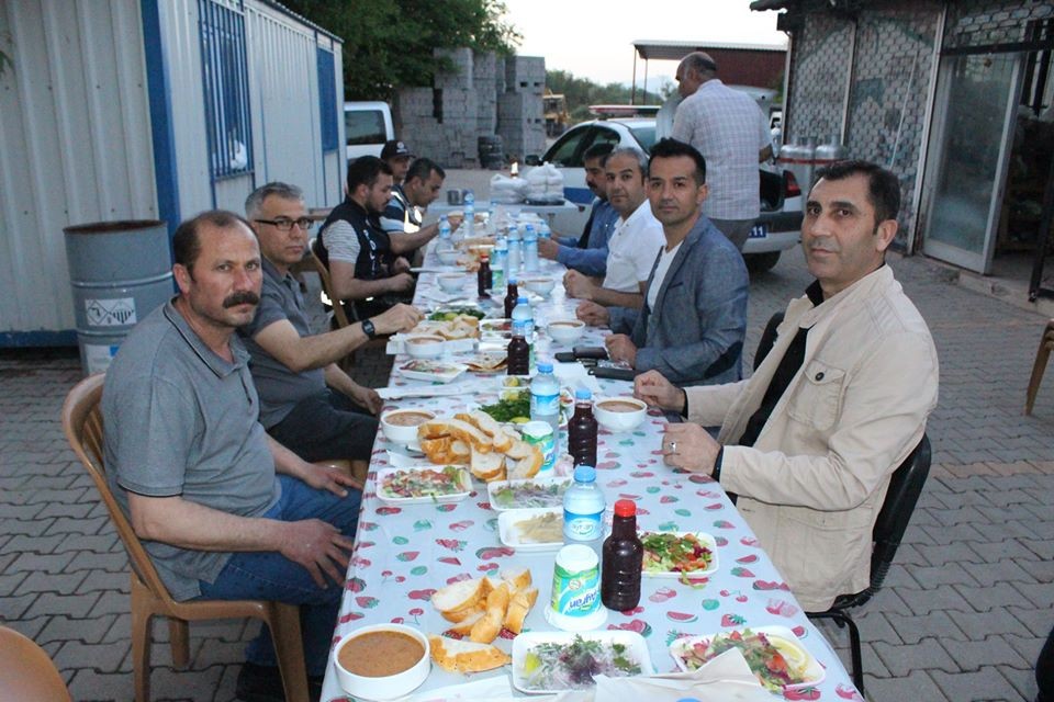 Kaymakam Almalı, orucunu nöbet tutan polislerle açtı 
