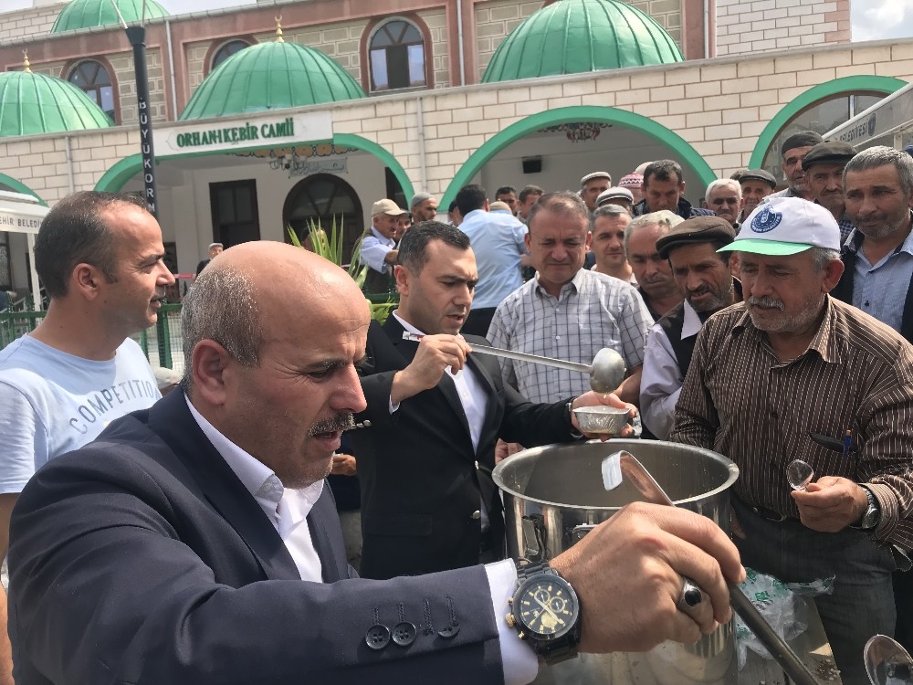 Kaymakam Arslan ve Başkan Korkmaz aşure dağıttı 