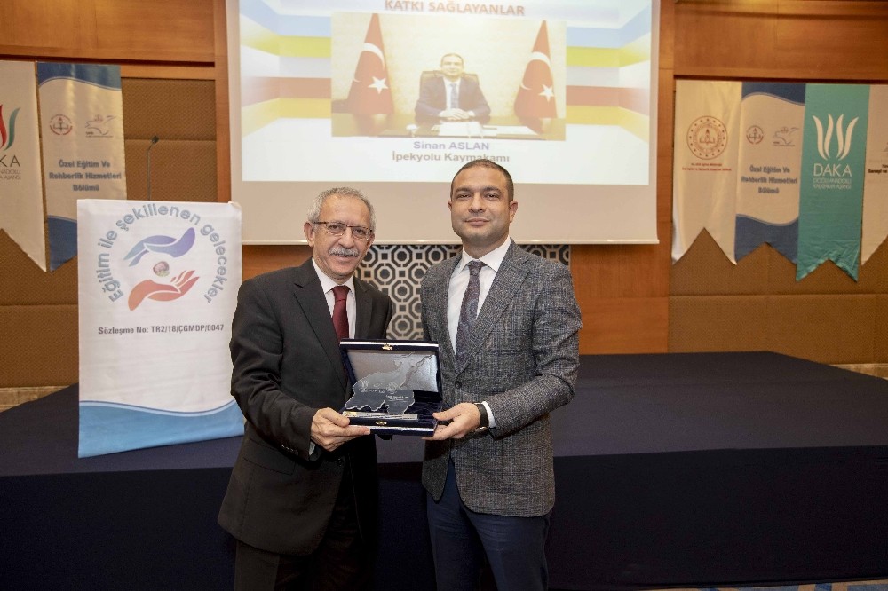 Kaymakam Aslan’a eğitime destek plaketi 