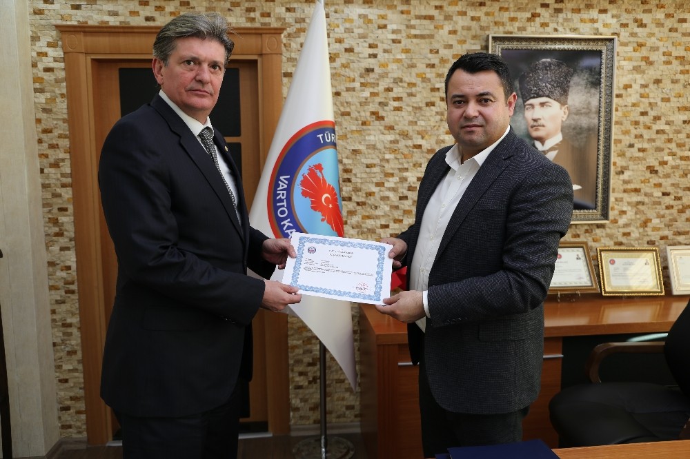 Kaymakam Avcı’dan emniyet müfettişi olan Şahin’e başarı belgesi 
