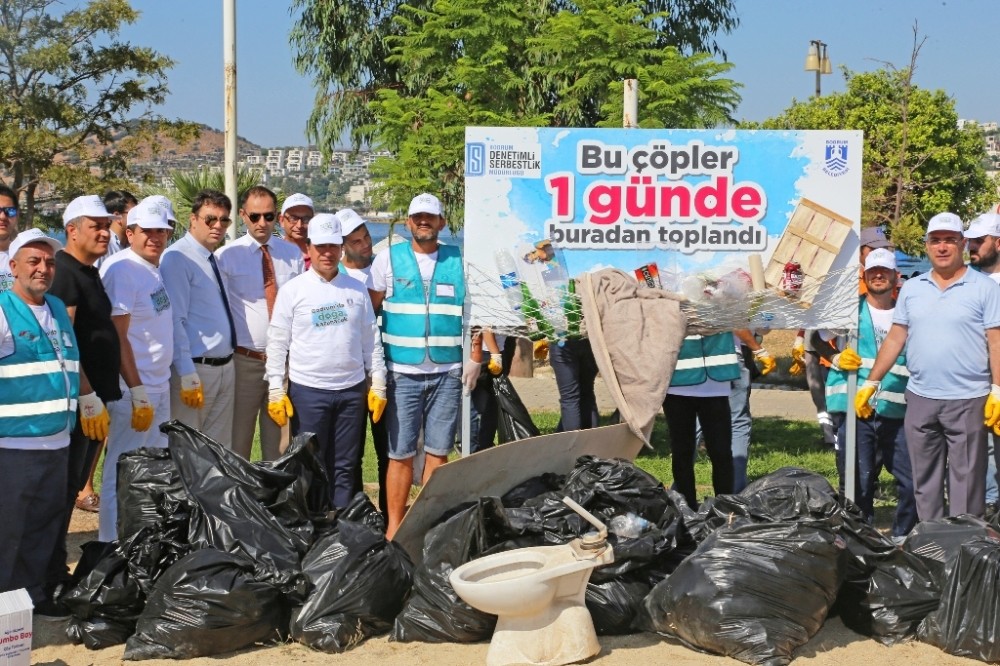 Kaymakam, Başkan, Başsavcı ve Hükümlüler çöp topladı, turistler şaştı kaldı 