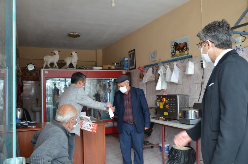 Kaymakam Çalışır maske dağıttı 