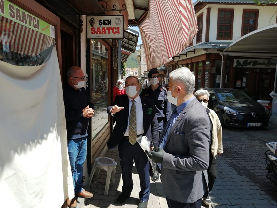 Kaymakam Caner Yıldız vatandaşa maske dağıttı 