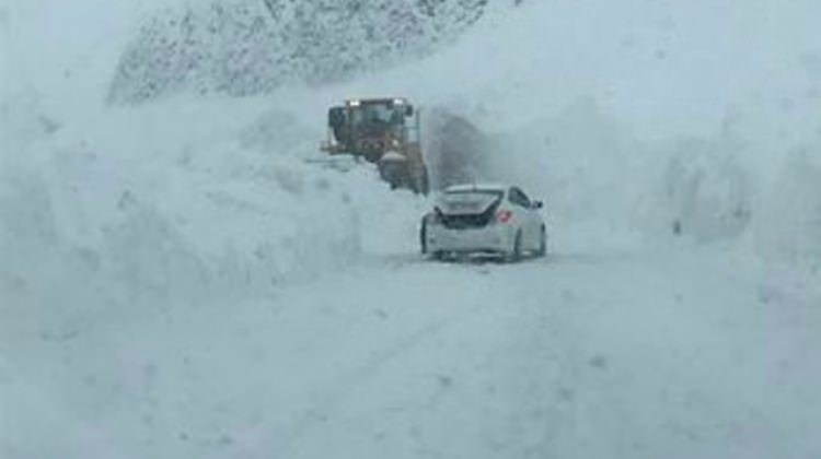 Kaymakam çığ altında kalıyordu!