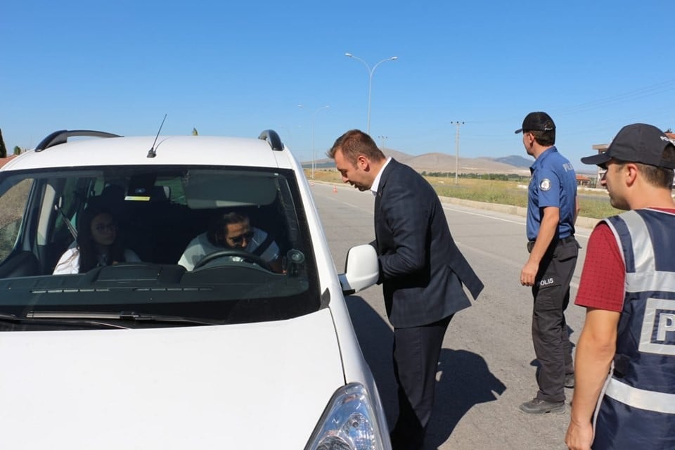Kaymakam çikolata ikram etti emniyet kemerinin önemini anlattı 