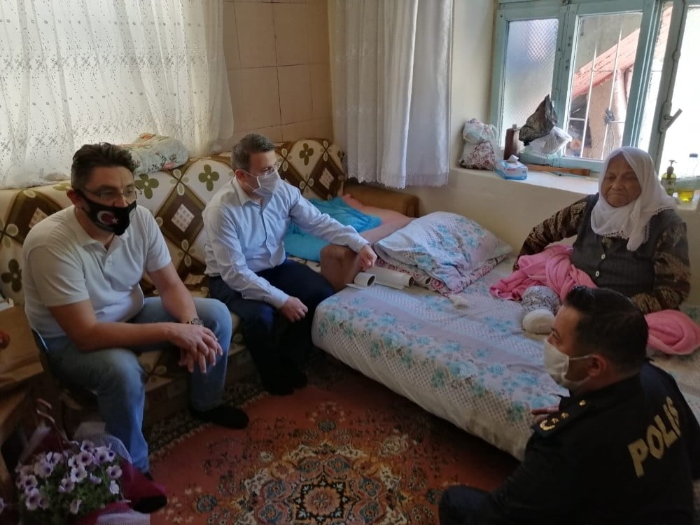 Kaymakam Çimşit Korkuteli’nin en yaşı annelerini ziyaret etti 