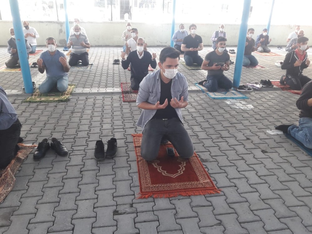 Kaymakam Çınar, Cuma namazı çıkışı vatandaşlarla buluştu 