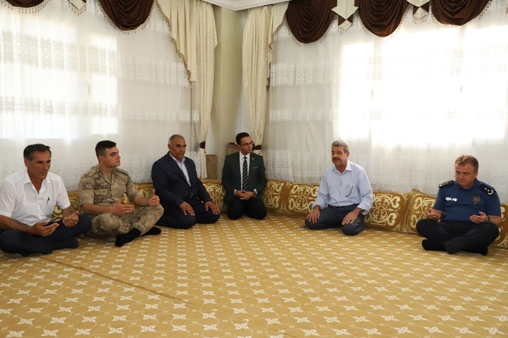 Kaymakam Davutoğlu, şehit ailesi, şehit kabri ve tarihi mekanları ziyaret etti 