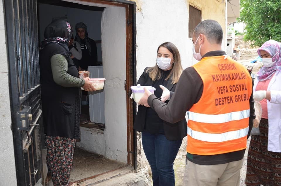Kaymakam Demir, ihtiyaç sahibi ailelere sıcak yemek dağıttı 