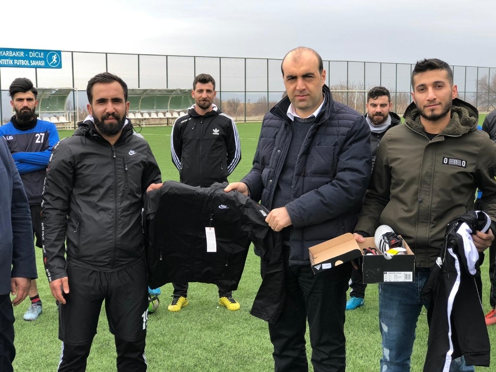 Kaymakam Demirçin’den Dicle Gençlikspor’a malzeme yardımı 