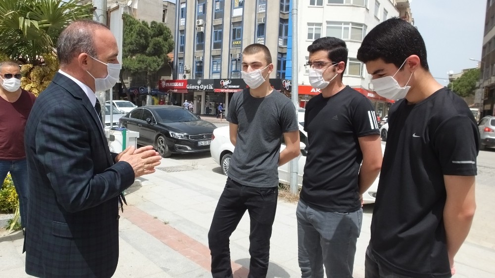 Kaymakam denetim yaptı maske dağıttı 