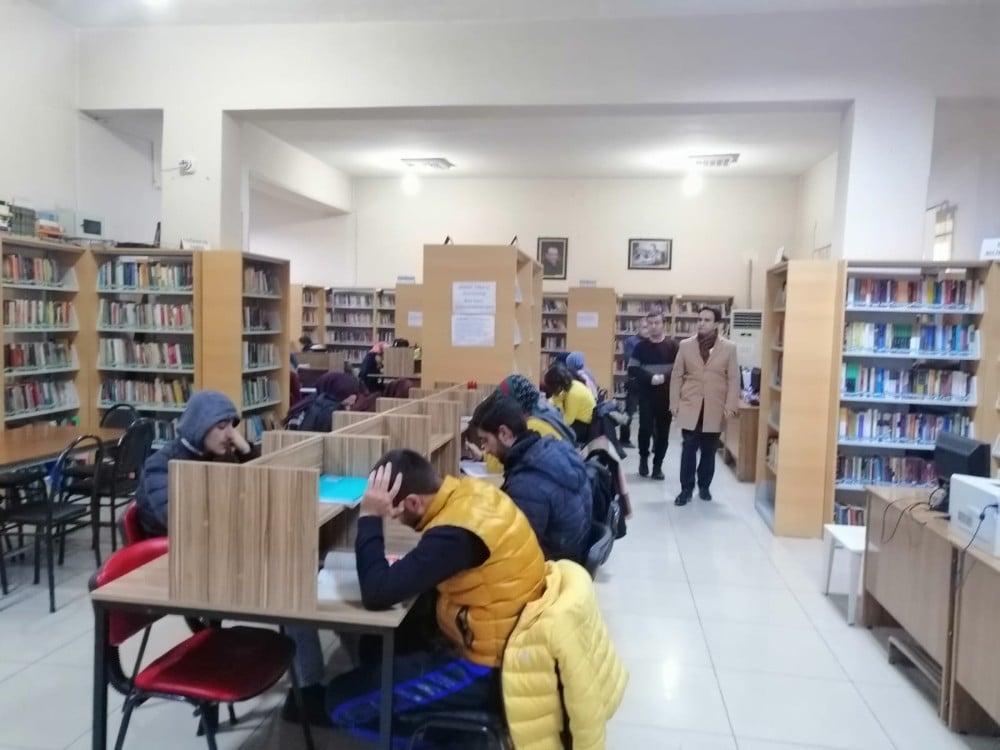 Kaymakam Dündar halk kütüphanesini ziyaret etti 