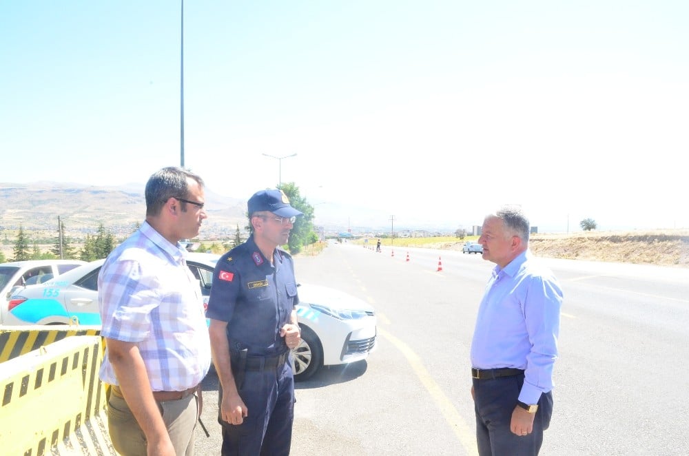 Kaymakam Duru, trafik çevirmesine katıldı 