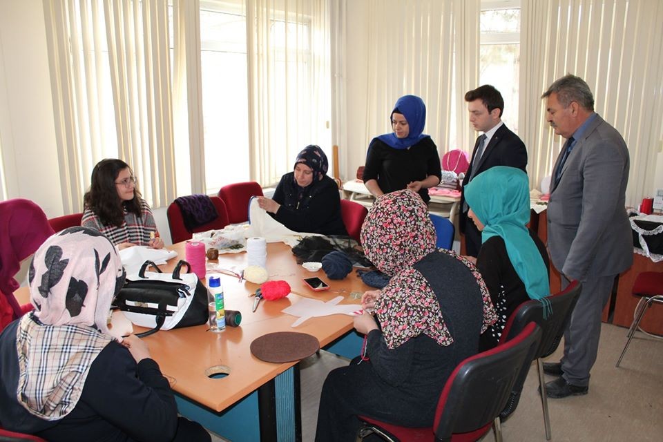 Kaymakam Erdoğan, İlçe Halk Eğitim Merkezi Müdürlüğünde kursları ziyaret etti 