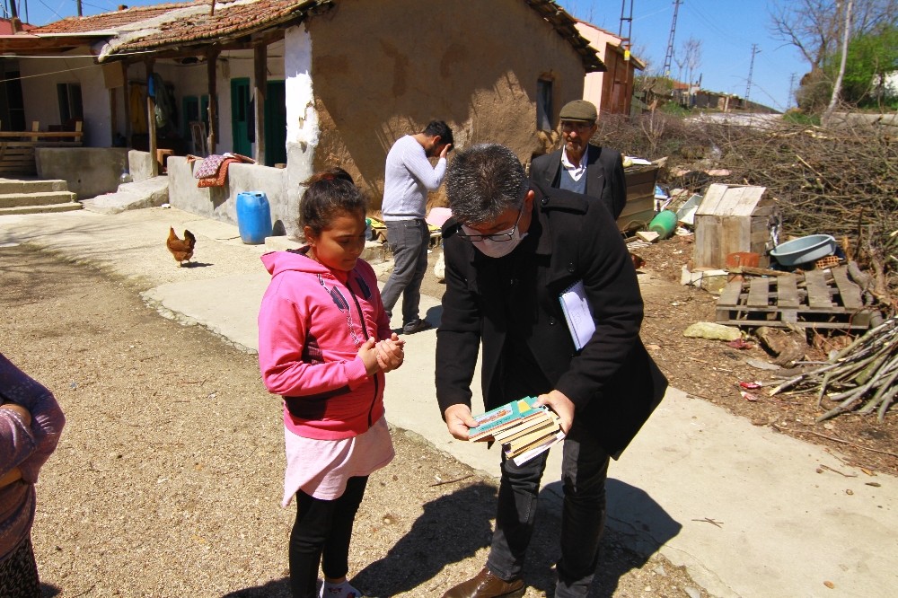 Kaymakam Erdoğan, öğrencilere kitap dağıttı 