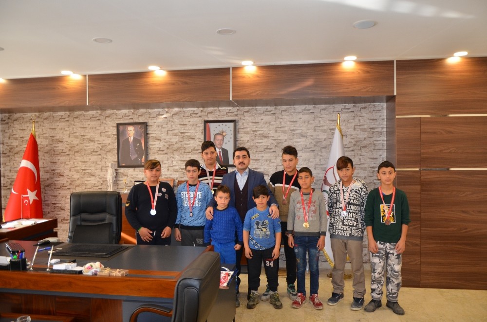 Kaymakam, Gümüşgün’lü güreşçileri ödüllendirdi 