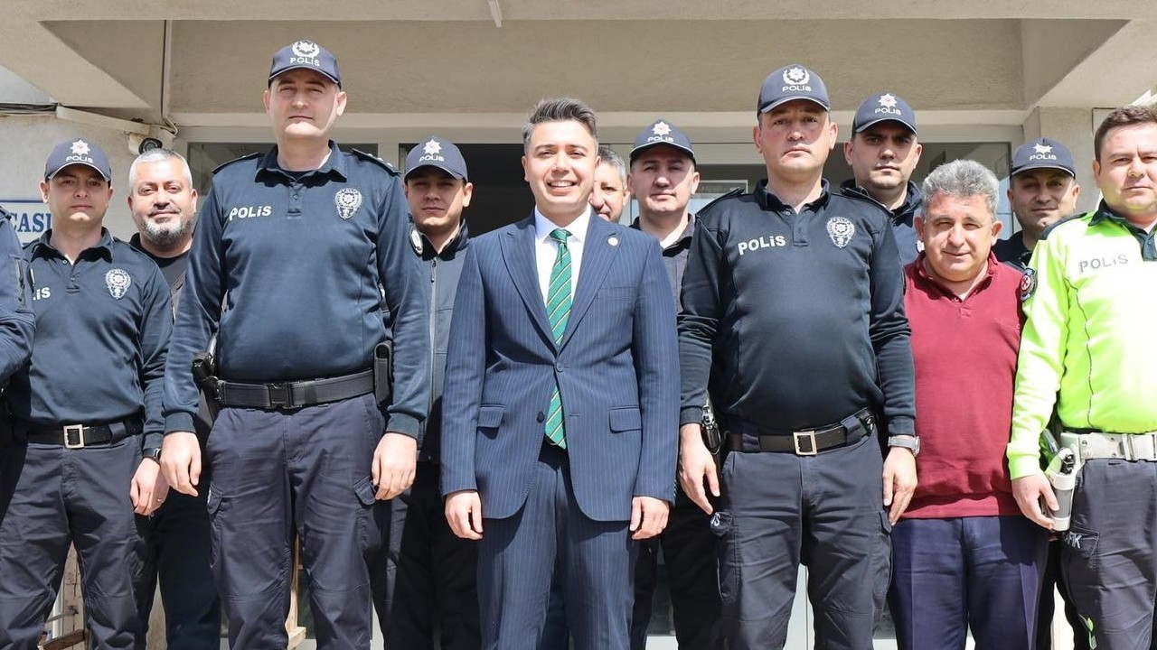 Kaymakam Gündoğdu bayramı görevi başında geçiren personelleri unutmadı