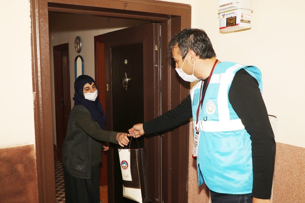 Kaymakam Güney ve Başkan Yalçın Şehit Annelerini Unutmadı 