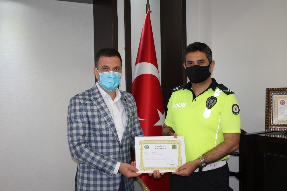Kaymakam Gürçam’dan başarılı trafik polislerine ödül 