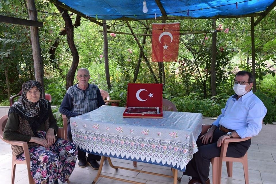 Kaymakam Gürdal, çocukları şehit olan babalarının Babalar Günü’nü kutladı 