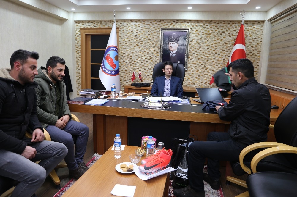 Kaymakam Kaçmaz’dan sporculara malzeme desteği 