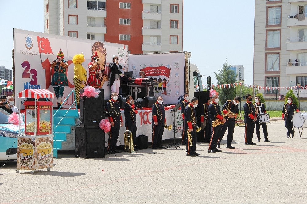 Kaymakam kapı kapı dolaşıp çocukların bayramlarını kutladı 