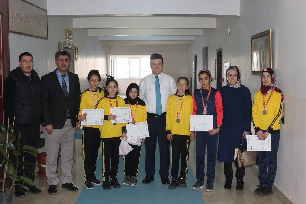 Kaymakam Karaloğlu, dereceye giren öğrencileri ağırladı 