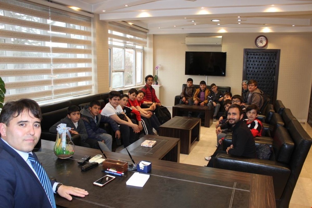 Kaymakam Kaya minik güreşçileri ödüllendirdi 