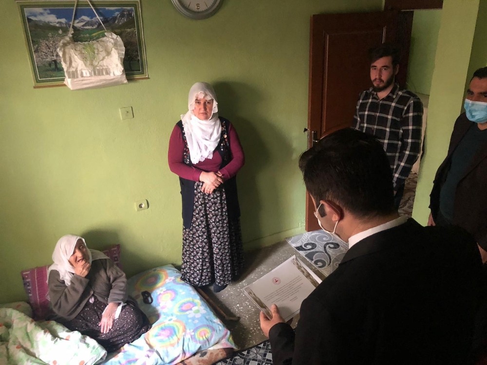 Kaymakam Köleoğlu’ndan yaşlılara ‘Anneler Günü’ ziyareti 