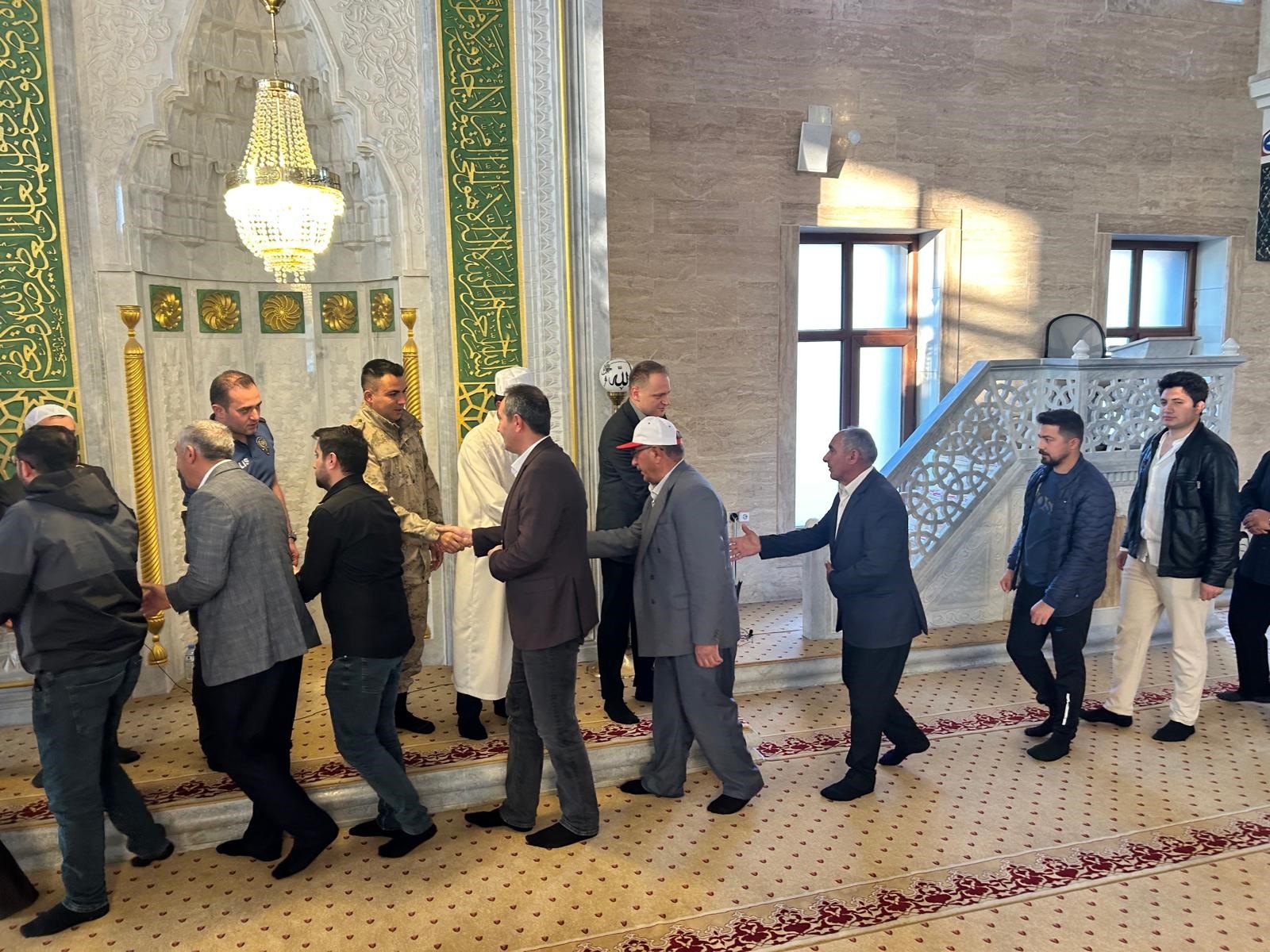 Kaymakam Koşansu'dan polis, asker ve hastalara bayram ziyareti