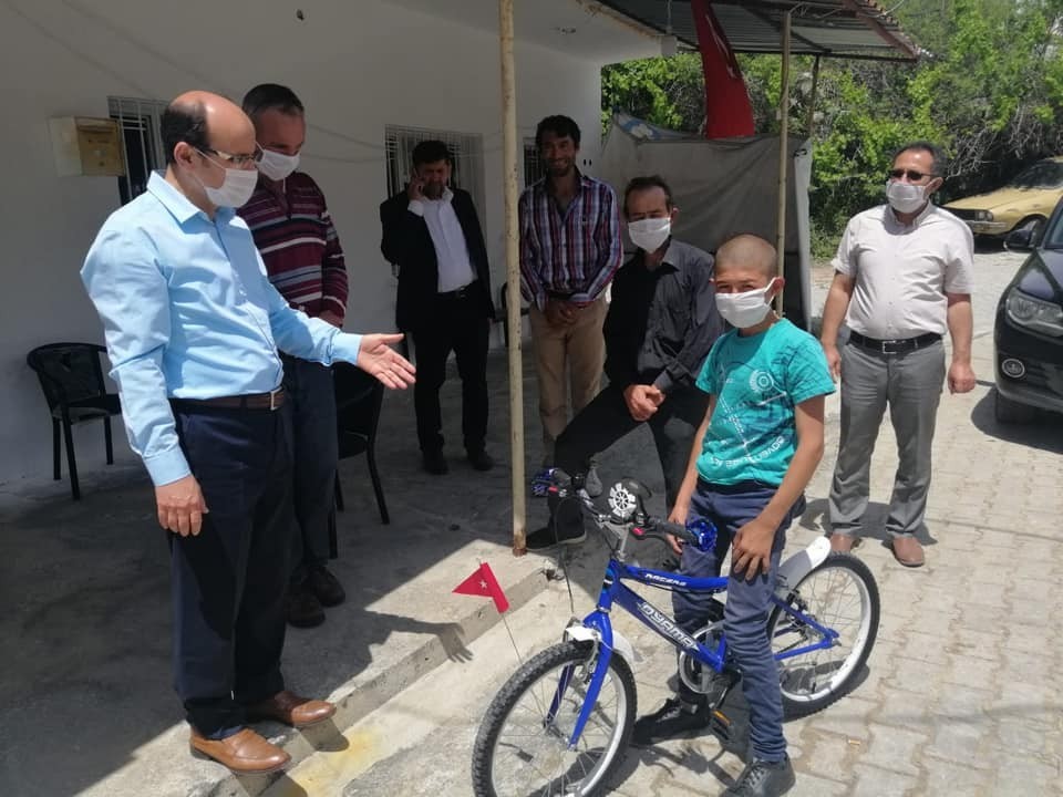 Kaymakam Kurtbeyoğlu’ndan minik Halil’e bisiklet sürprizi 