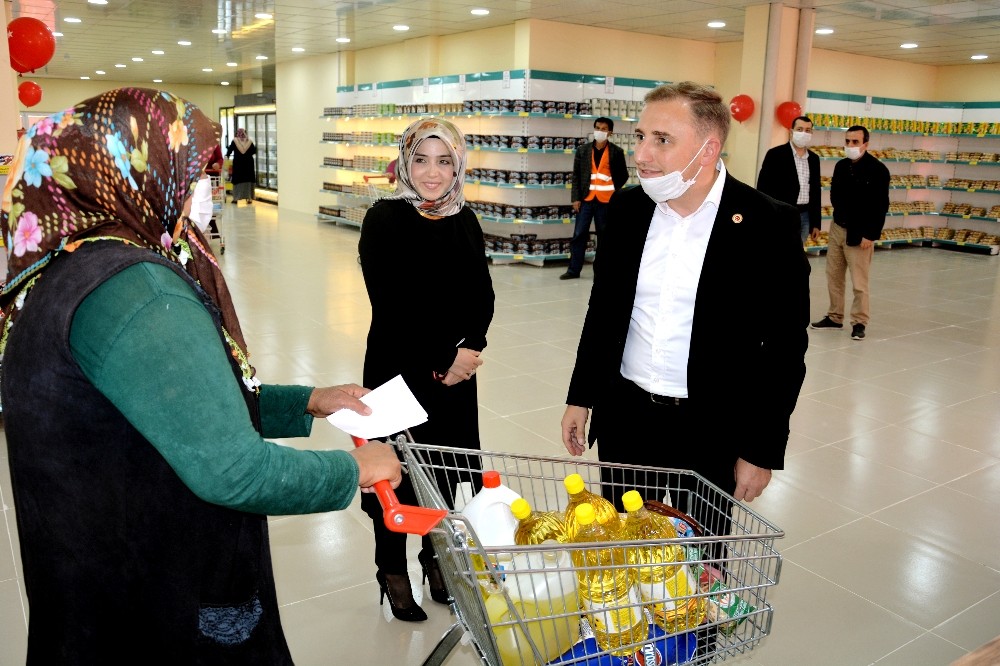 Kaymakam Mutlu ihtiyaç sahibi ailelerin yüzünü güldürüyor 