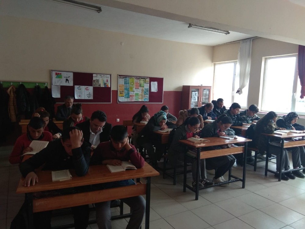 Kaymakam, öğrencilerle kitap okudu 