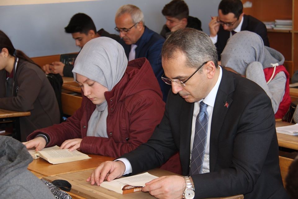 Kaymakam öğrencilerle son kez kitap okudu 