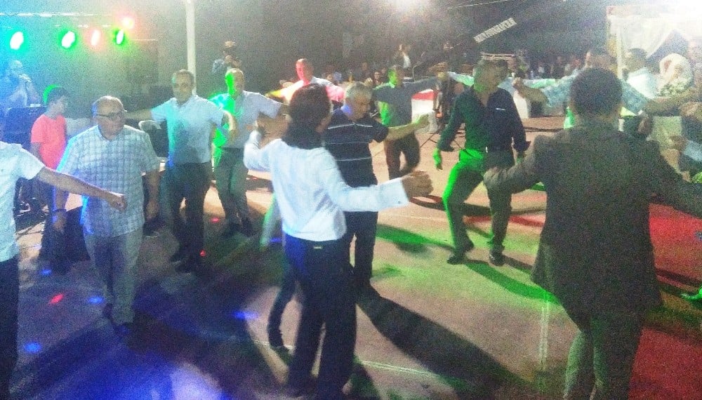 Kaymakam Okatan, korumasının düğününde yöresel oyunlar oynadı 