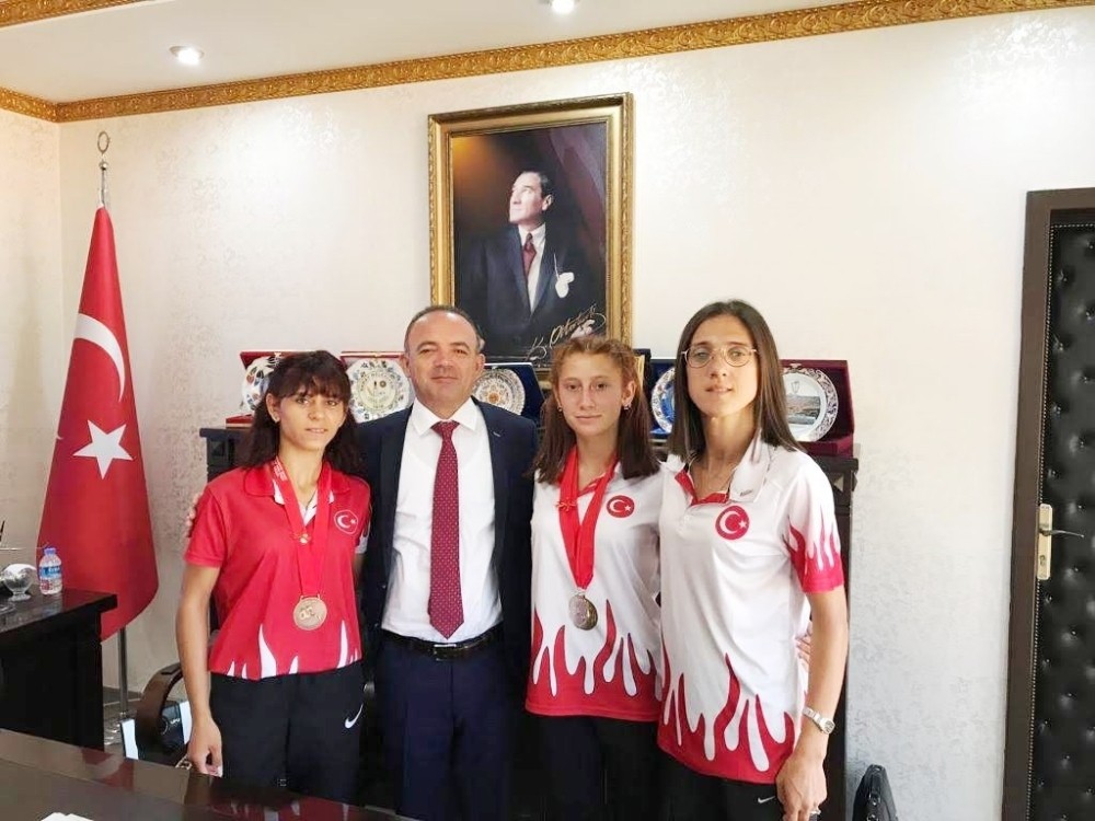 Kaymakam Öner şampiyonları ödüllendirdi 
