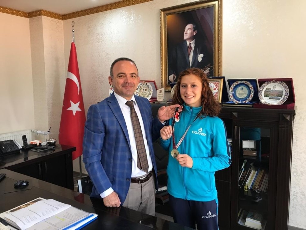 Kaymakam Öner’den şampiyonlara altın 